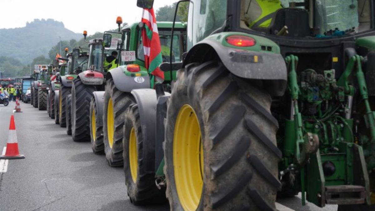 Tractores se dirigen a la frontera con Francia en Biriatou. Foto: Unanue/Europa Press