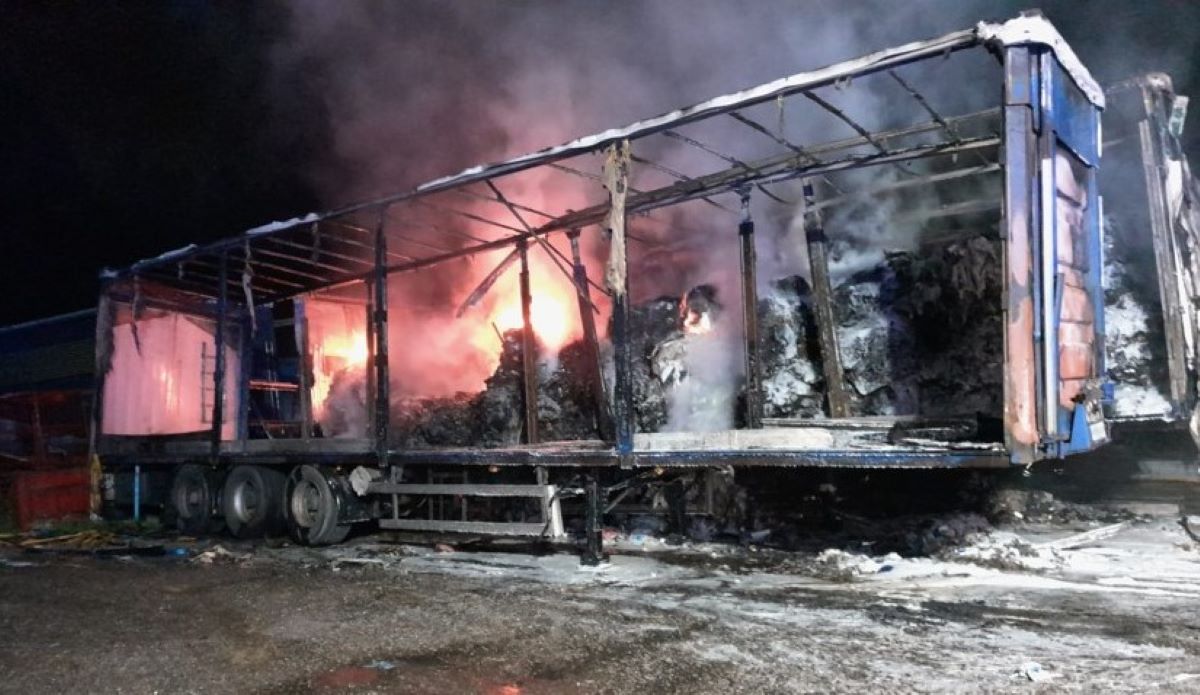 Imagen de los semirremolques calcinados. Foto: Bomberos de Porriño