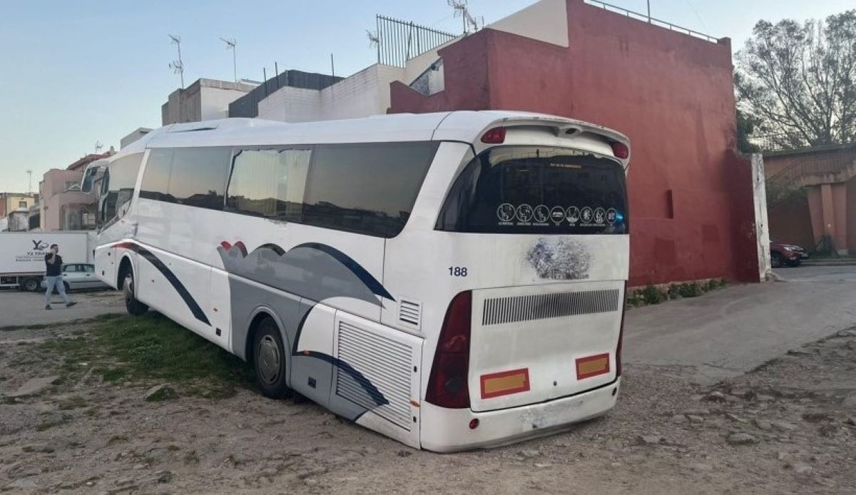 Imagen de cómo quedó el vehículo tras entrar en la calle. Foto: Ayuntamiento de Algeciras