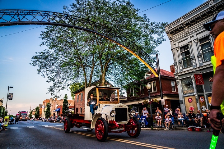 Kenworth de 1923 con Parade Grand Marshal y empleado de Kenworth Chillicothe durante 50 años, Dan Murphy