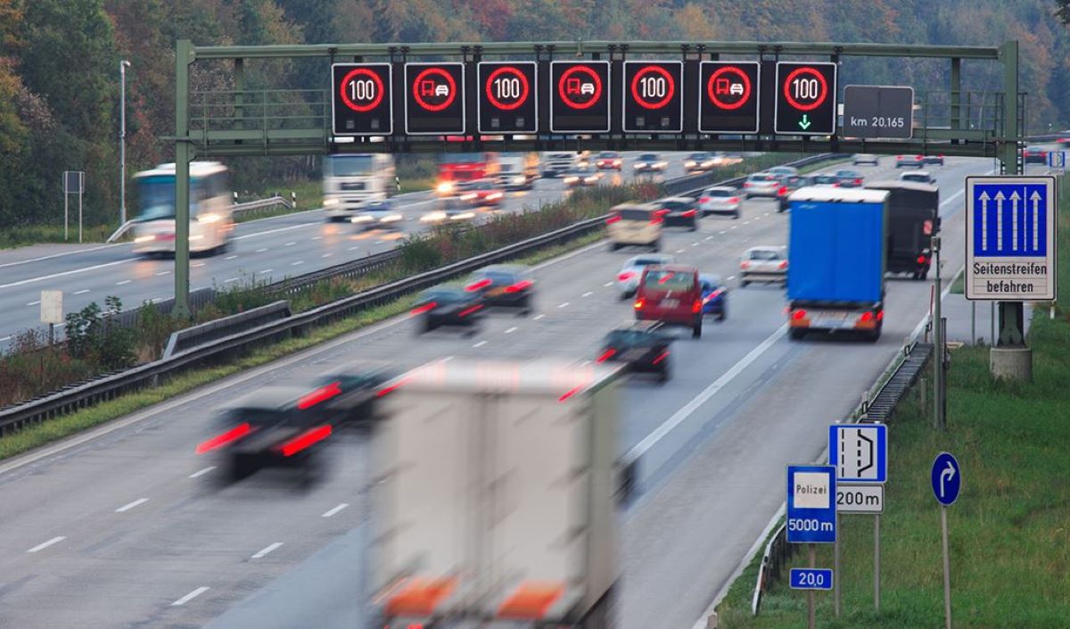 Las prohibiciones de circulación para camiones en Alemania durante las vacaciones: mapa de rutas alternativas. Imagen de una autopista de Alemania. Foto de archivo