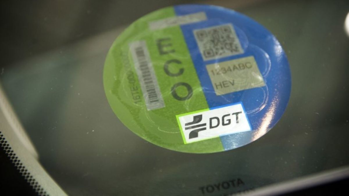 Etiqueta Eco de la DGT. Foto de archivo