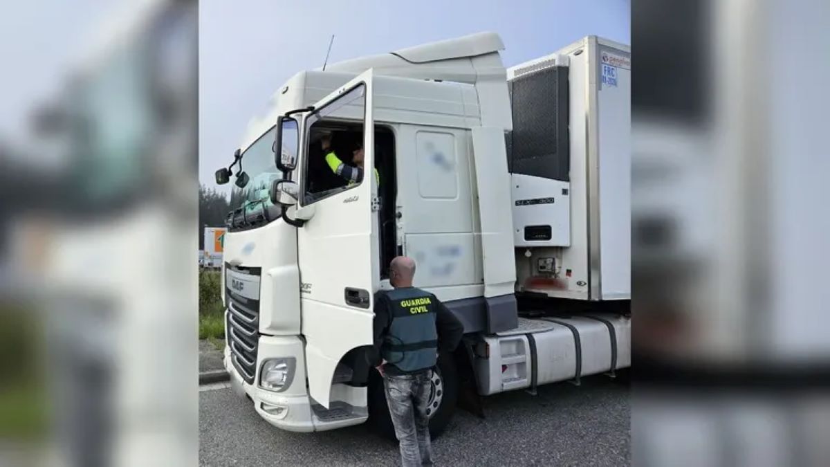 Imagen de uno de los camiones con el tacógrafo manipulado. Foto: Guardia Civil