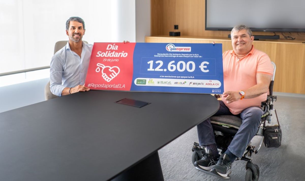 Entrega del cheque. Foto: Gasexpress