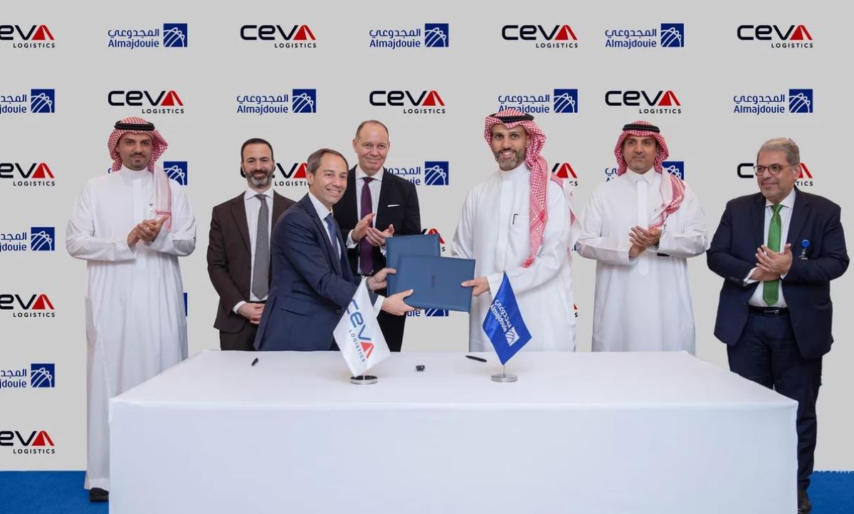 (de izquierda a derecha) Ibrahim Ali Almajdouie, vicepresidente del consejo de administración de MJD Investment Company