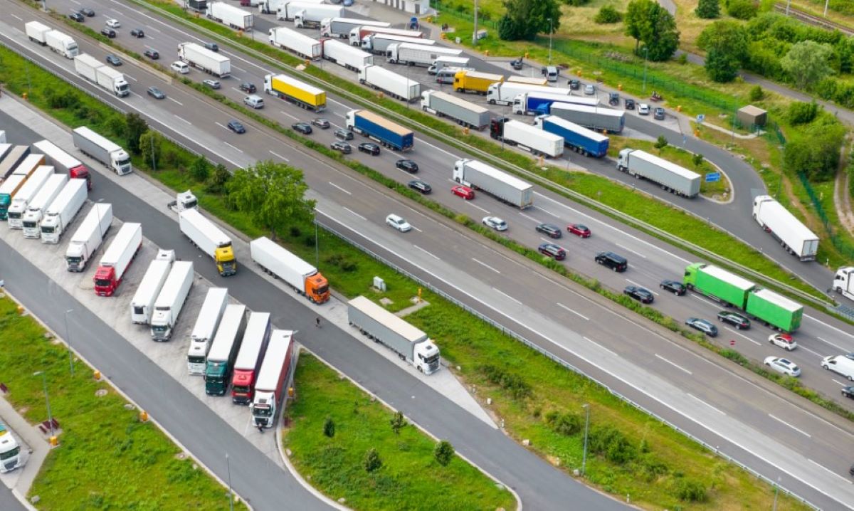 Imagen de un área de estacionamiento para camiones. Foto: IRU