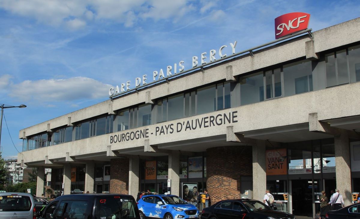 Imagen de la estación de autobuses París Bercy-Seine. Foto de archivo