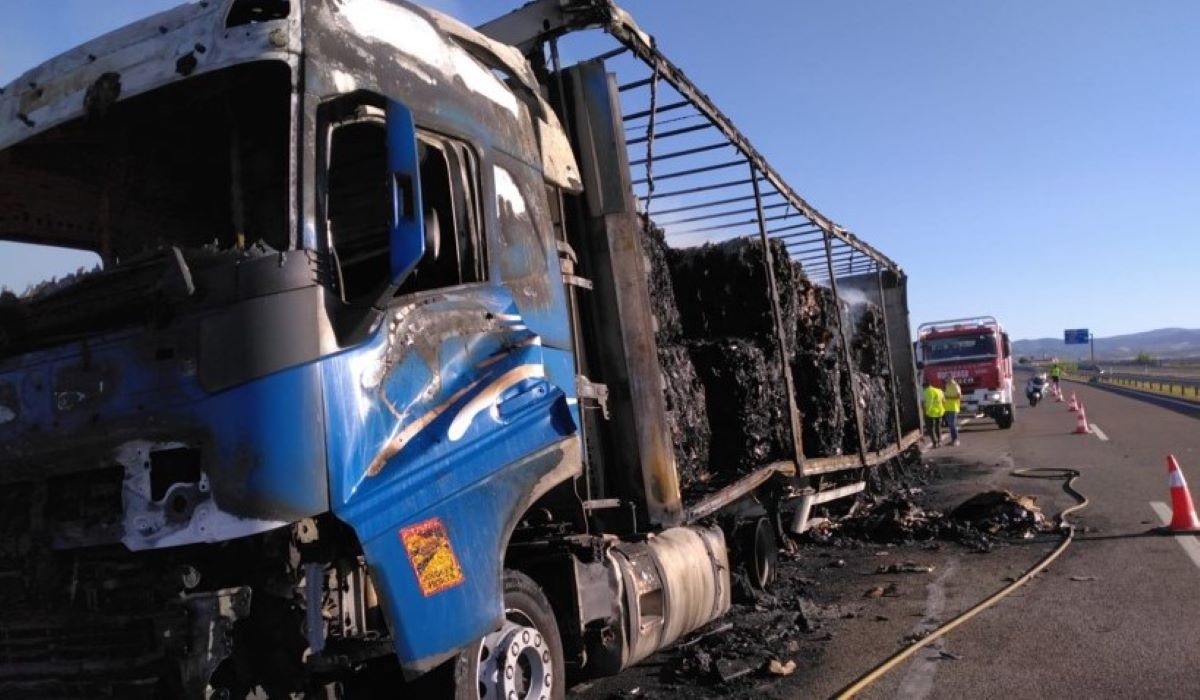 Imagen del camión calcinado. Foto: Bomberos Diputación de Zaragoza