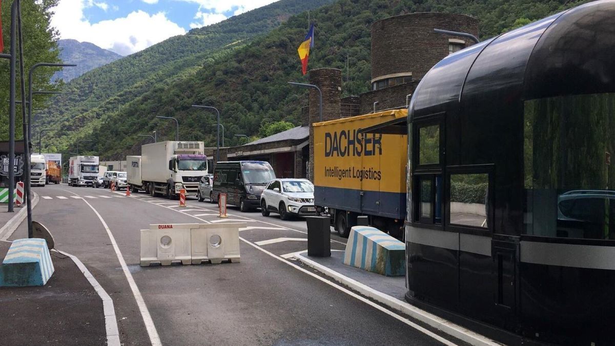 Imagen de camiones en la frontera con Andorra. Foto de archivo