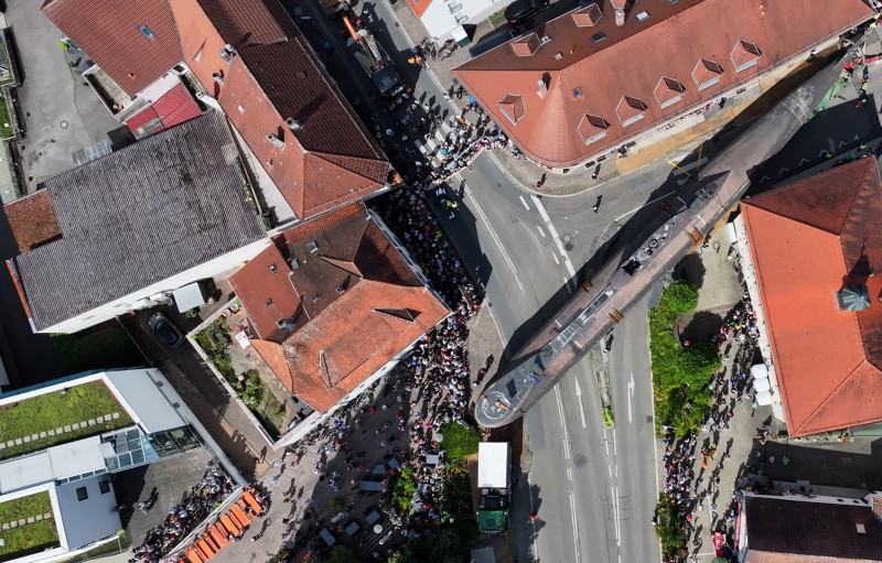 El equipo maniobra el pesado vehículo de 90 metros de largo y 10 metros de alto no solo por debajo de puentes profundos, sino también por las calles más estrechas. Créditos de las imágenes: Auto - Technik - Museum eV