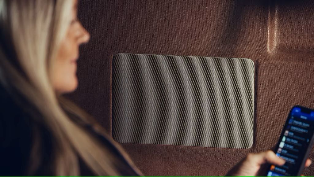 El sistema de sonido de la cabina se ha reacondicionado y mejorado con nuevos altavoces y está disponible con un amplificador digital externo y un subwoofer.