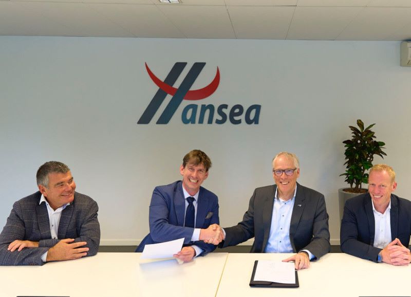 En la firma simbólica del contrato en la sede central de Hansea en Amberes (de izquierda a derecha): Mario Provez, director técnico de Hansea; Joris Larosse, CEO de Hansea; Friedrich Baumann, miembro del comité ejecutivo de ventas y soluciones para clientes de MAN Truck & Bus SE; Roman Sitte, director del área europea de MAN Truck & Bus SE.