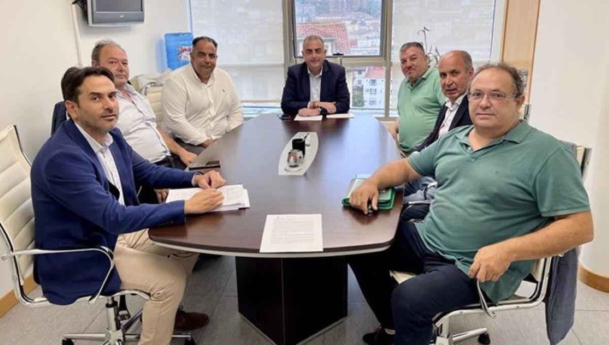 El Consejero Roberto Media con el presidente de AETRAC Andrés Tárano y el de ASEMTRASAN Óscar Guerra. Foto: Gobierno de Cantabria