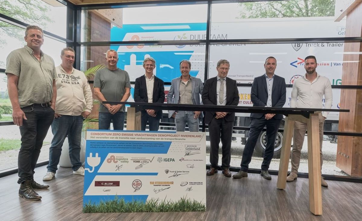 Los participantes del proyecto ZE-truck Logistics Valley Rivierenland con, de izquierda a derecha, Gerrit Blom, Ton van Ewijk, William van Sterkenburg, Derk van den Haak, G. van Doesburg, Klaas Ruitenberg (representante de Gelderland), Ralph Hoefman (TB Servicio de camiones y remolques) y Stefan Vonk. Foto: DAF Trucks NL.