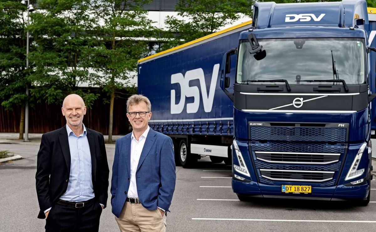 Con el pedido de 300 camiones eléctricos, DSV contará con una de las flotas de camiones eléctricos pesados más grandes de Europa. A la izquierda, Søren Schmidt, DSV