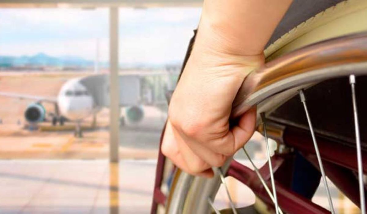 Imagen de archivo de un pasajero en silla de ruedas en un aeropuerto