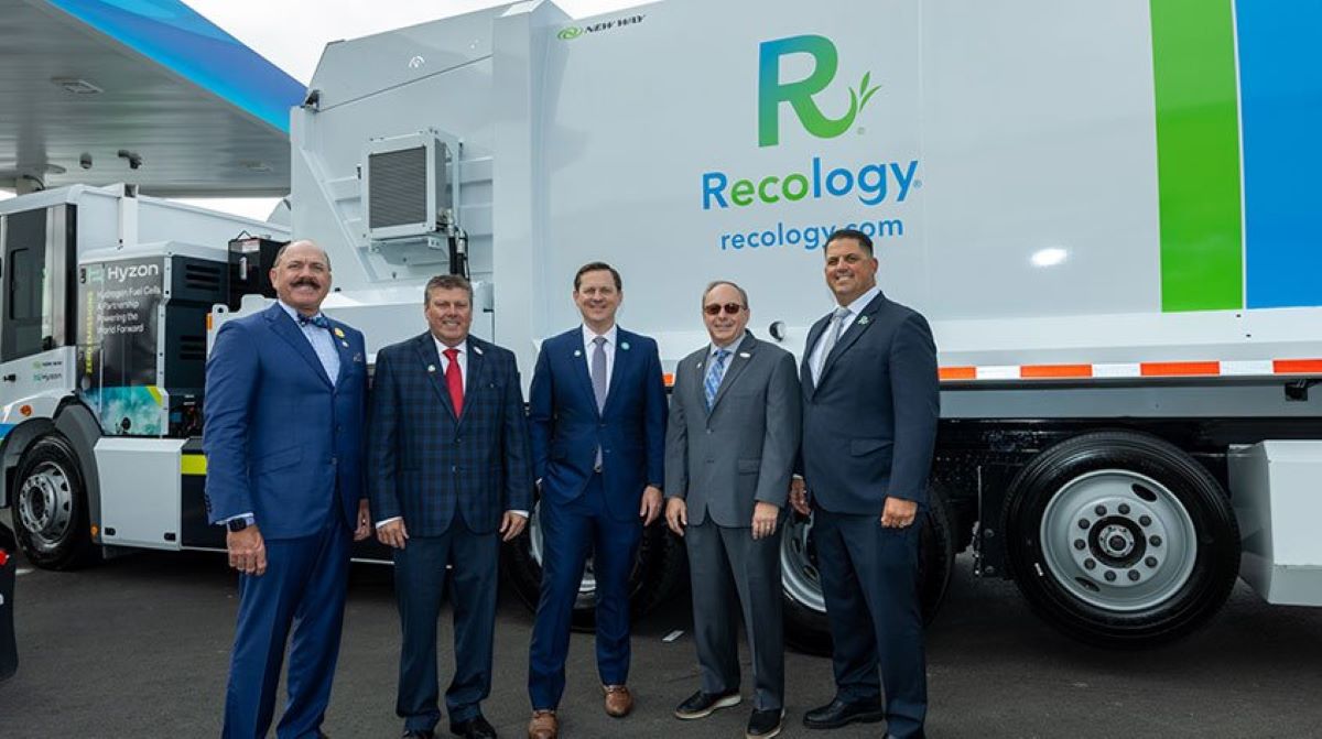 En la imagen, de izquierda a derecha: Michael Hoffman, presidente y director ejecutivo de la Asociación Nacional de Residuos y Reciclaje, Mike McLaughlin, director ejecutivo de New Way, Parker Meeks, director ejecutivo de Hyzon, Don Ross, director de ventas de New Way , Salvatore M. Coniglio, director ejecutivo de Recology. Foto: Hyzon