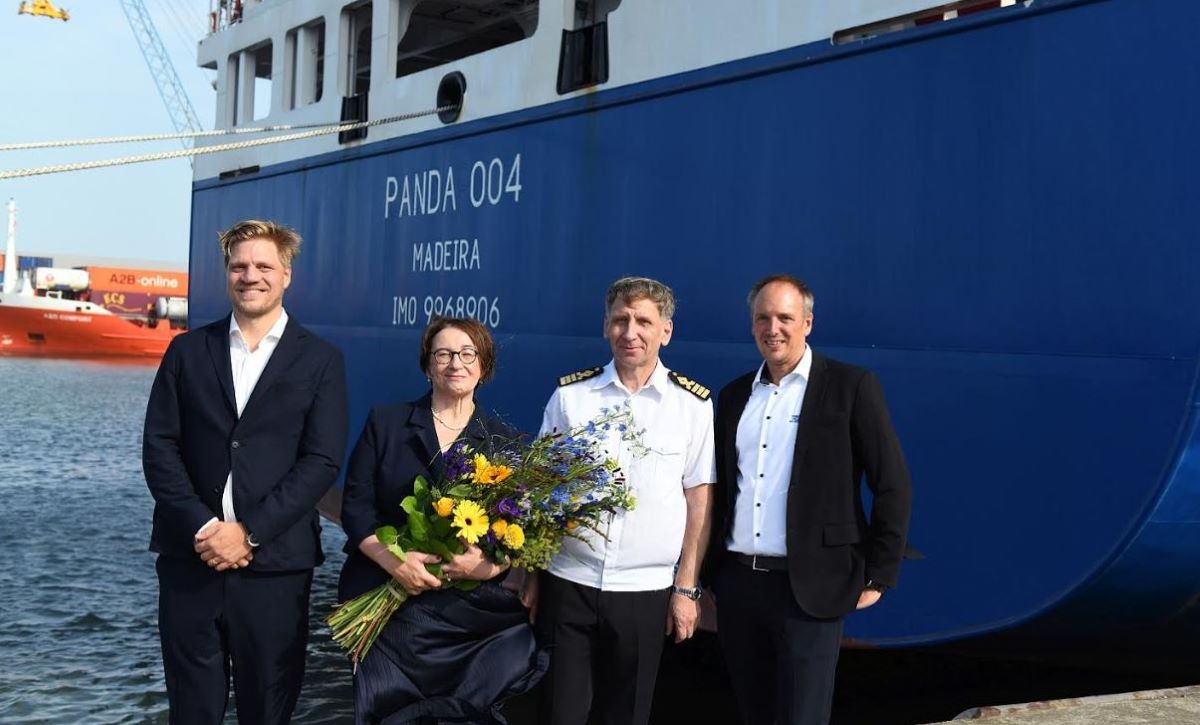Sabine Hoffmockel, del equipo de Contratos y Administración de Tailwind Shipping Lines, junto a Jens Moje (izq.), socio gerente de Elbdeich Reederei, que alquila el “Panda 004”, el capitán Oleg Petrov (segundo desde la derecha) y Christian Stangl (der.), director gerente de Tailwind Shipping Lines, delante del barco. Fotos: Tailwind Shipping Lines