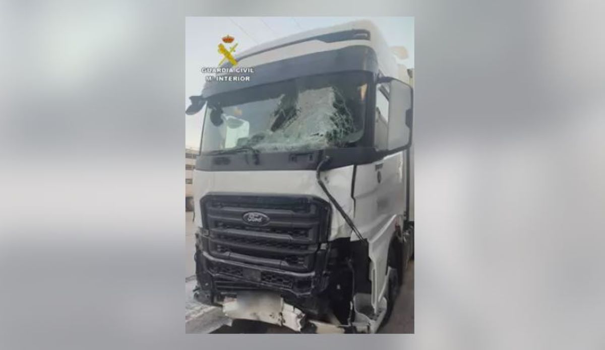 Imagen del estado en el que quedó el camión implicado en el accidente. Foto: Guardia Civil