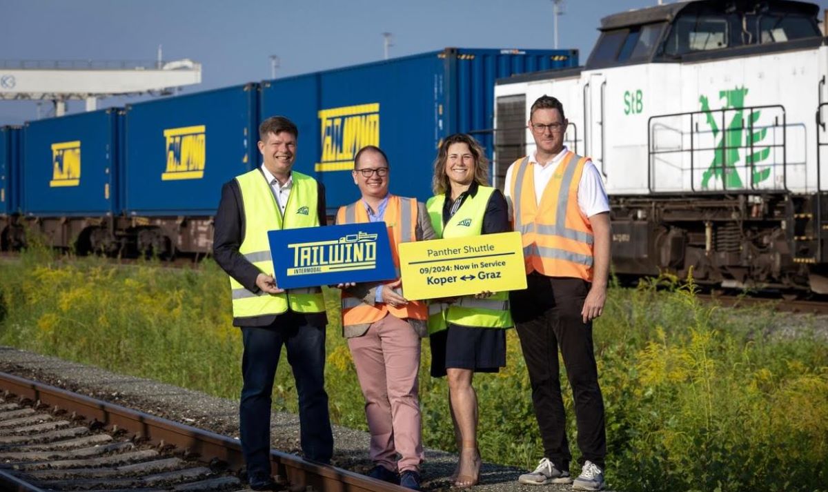 En la terminal de mercancías de Graz, delante de uno de los primeros trenes de Tailwind Intermodal con destino a Koper (de izquierda a derecha): Christian Steindl, director general de Tailwind Intermodal, junto con Ronald Kiss, director de Steiermärkische Landesbahnen (Ferrocarriles Estatales de Estiria), Anita Roj, responsable de logística de Tailwind Intermodal, y Joachim Herler, responsable de la terminal (Graz Sur) de Steiermärkische Landesbahnen (Ferrocarriles Estatales de Estiria)