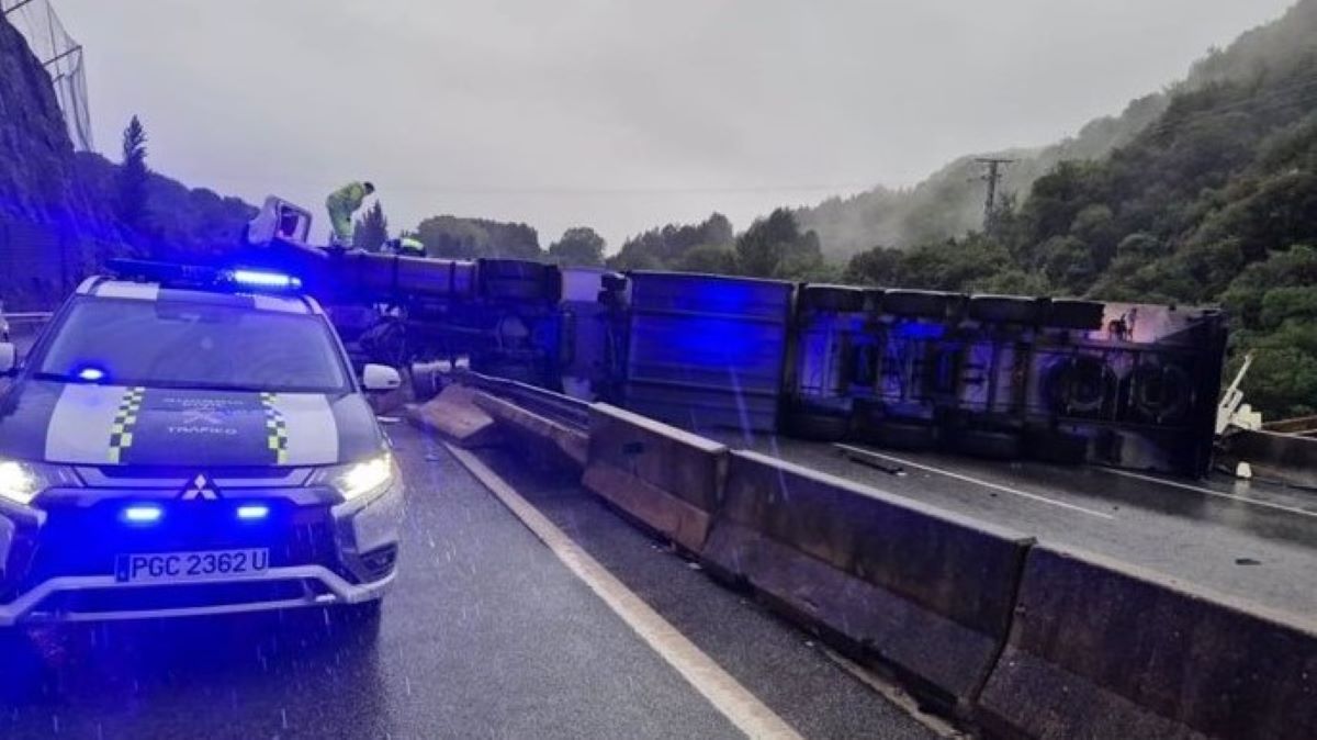 Imagen del camión accidentado. Foto: Guardia Civil