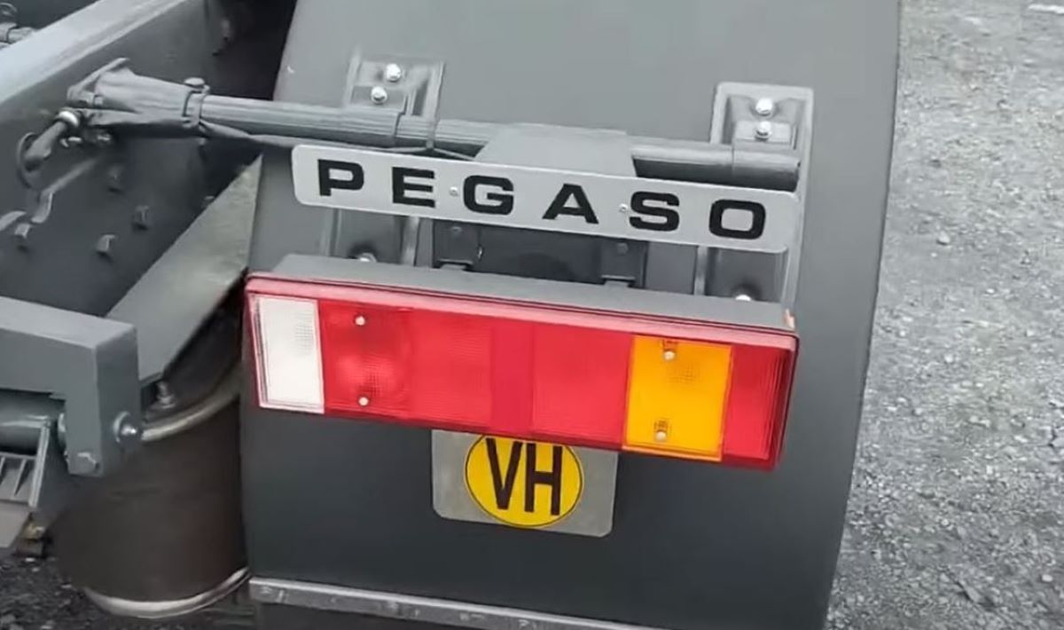Imagen de la placa de vehículo histórico. Foto: Sonia Cabezas-Diario de Transporte