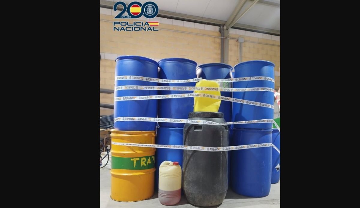 Bidones de gasóleo. Foto: Policía Nacional