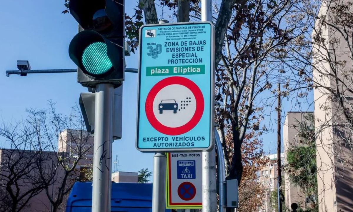 Imagen de un cartel de Zona de Bajas Emisiones en Madrid. Foto de archivo