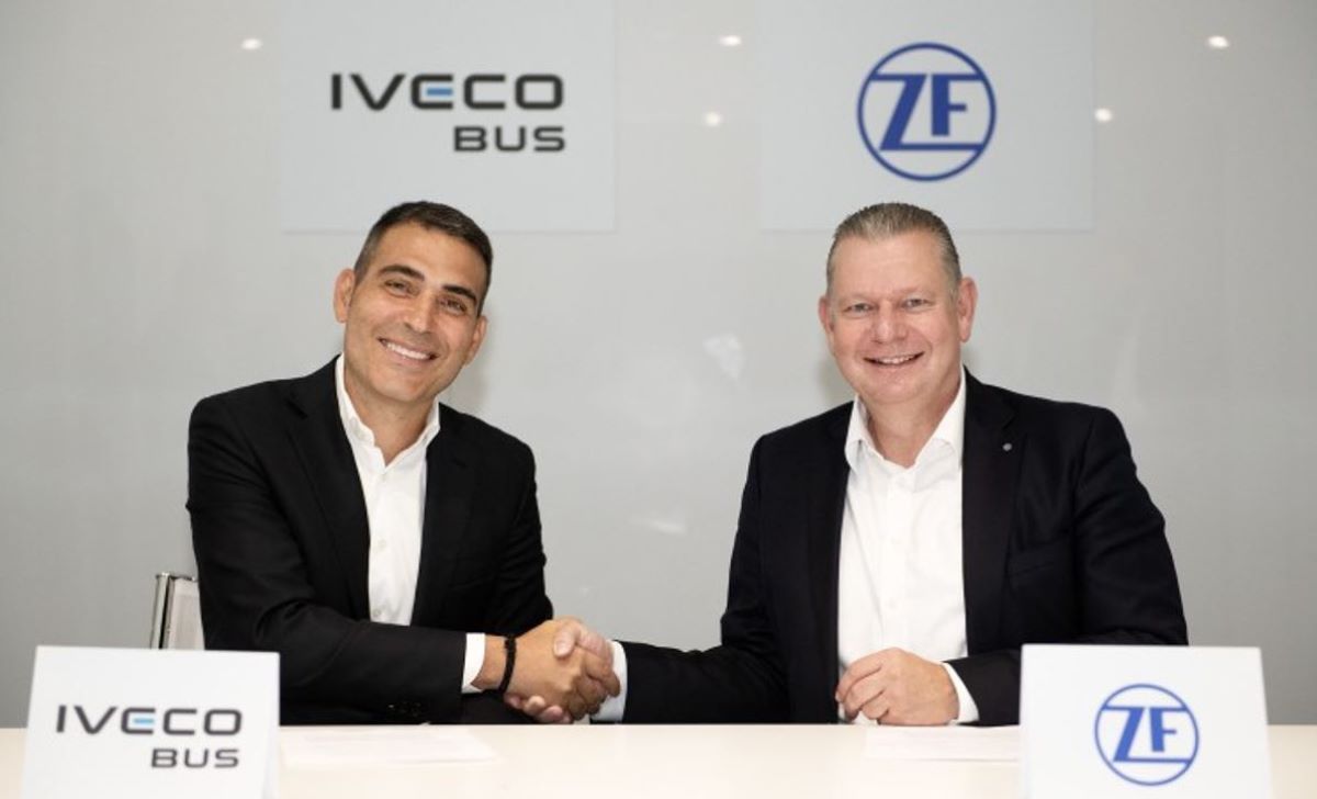 Domenico Nucera, presidente de la Unidad de Negocio de Autobuses del Grupo Iveco (izquierda) y el Prof. Dr. Peter Laier, miembro del Consejo de Administración de ZF y responsable de la división Commercial Vehicle Solutions (derecha), en la IAA Transportation 2024 en Hannover. Foto: ZF