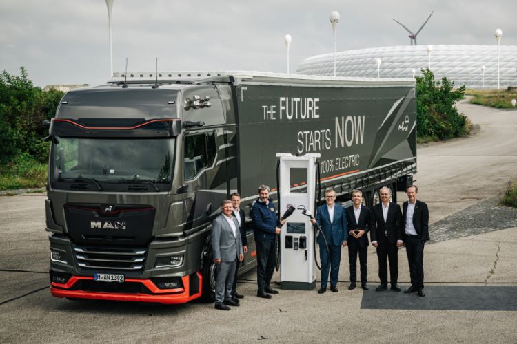 En la inauguración oficial del parque de recarga en el Allianz Arena (de izquierda a derecha): Alexander Vlaskamp, Presidente de la Junta Directiva de MAN Truck & Bus, Dr. Markus Söder, Primer Ministro de Baviera y patrocinador del proyecto del parque de recarga, Jan-Christian Dreesen, Director General del FC Bayern de Múnich y Dr. Michael Diederich, Director General Adjunto del FC Bayern de Múnich.