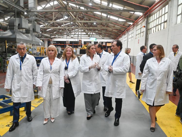Visita a la fábrica de representantes institucionales y otras personalidades
