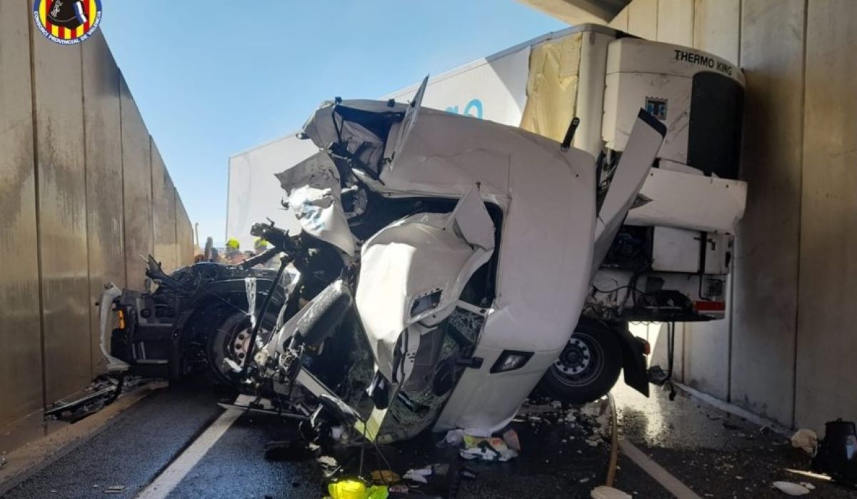 Imagen del camión accidentado. Foto: @BombersValencia