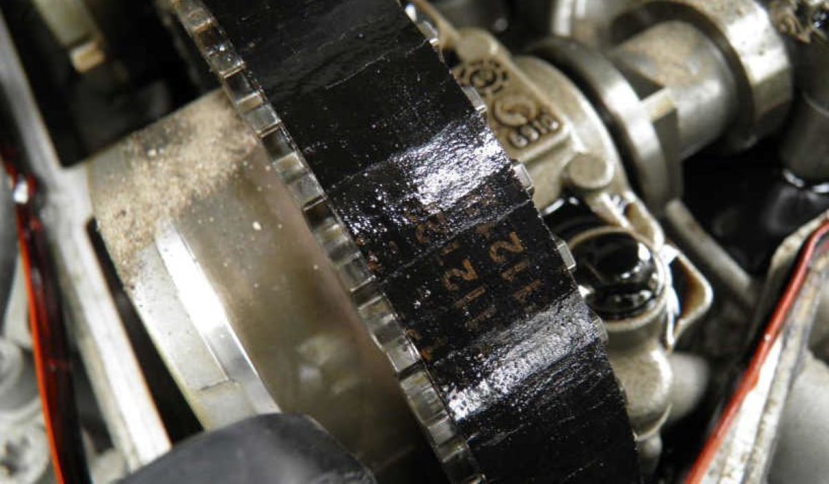 Imagen de la correa de distribución de un motor Puretech. Foto de archivo