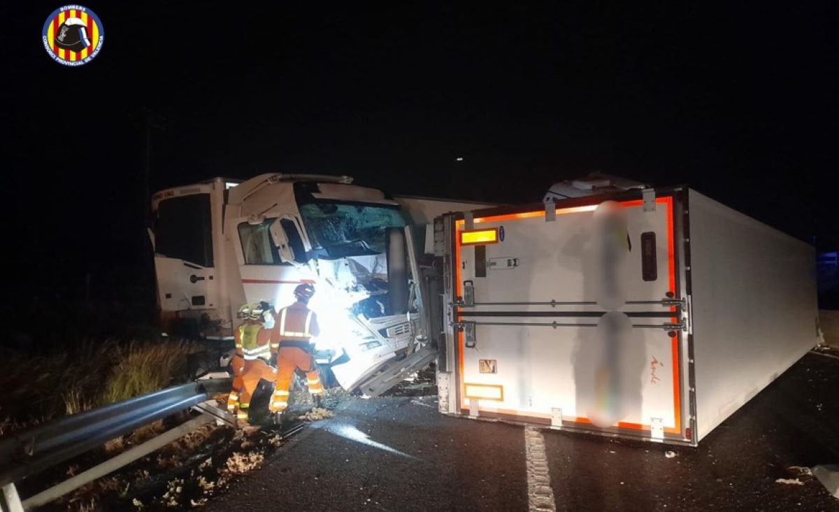 Imagen del accidente en la AP-7. Foto: @BombersValencia