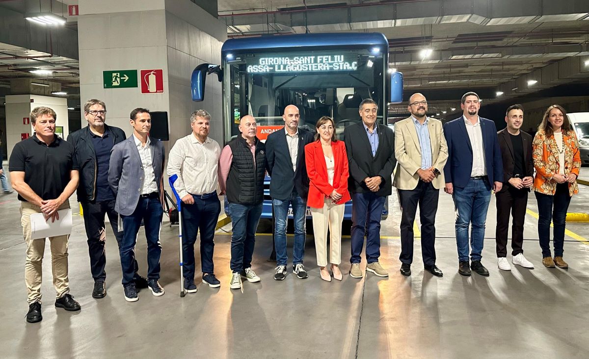 Representantes de la Generalitat de Catalunya, TEISA y de los ayuntamientos de algunos municipios que forman parte de la línea de autobús entre Girona, Llagostera y Sant Feliu de Guíxols. Foto: TEISA