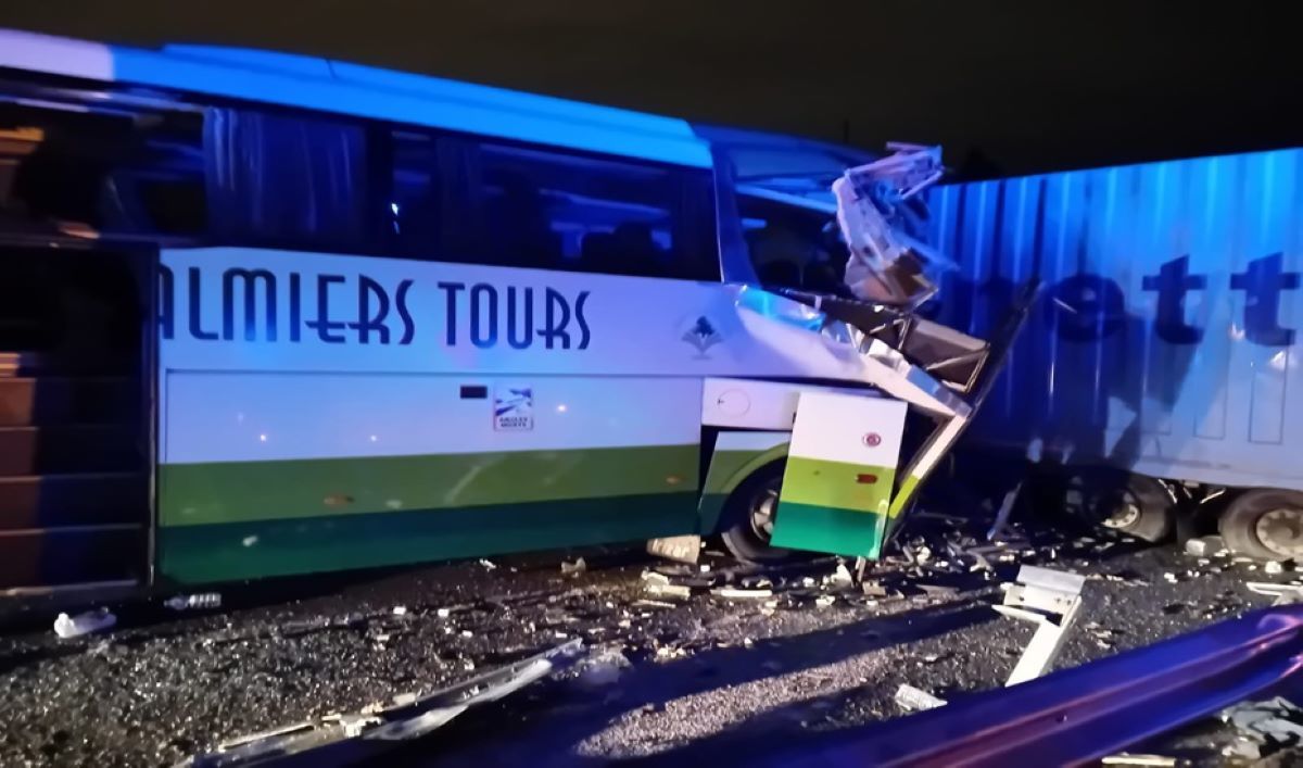 Imagen del accidente entre un autobús y un camión en la A-92 en Víznar. Foto: Junta de Andalucía