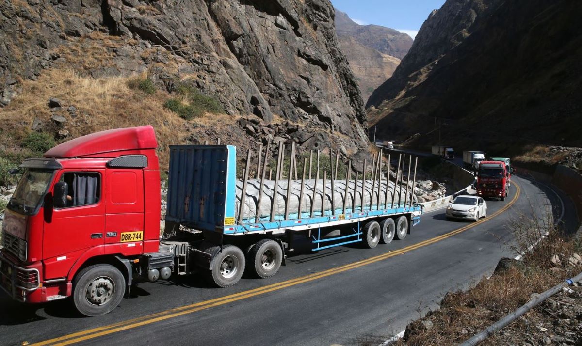 Camiones en una carretera de Perú. Foto de archivo