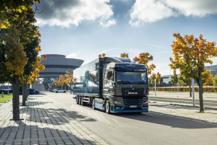 El MAN eTGX utilizado por DRÄXLMAIER tiene 450 CV (330 kW), una capacidad de batería de 534 kWh (de los que se pueden utilizar 480 kWh) con seis paquetes de baterías, un diseño innovador y un puesto de trabajo del conductor totalmente digital que se ha diseñado especialmente para el eTruck.