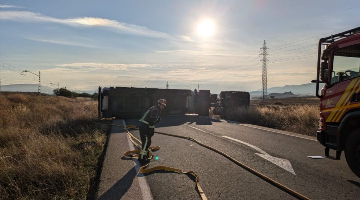 Imagen del camión volcado. Foto: Policía Local de Puertollano