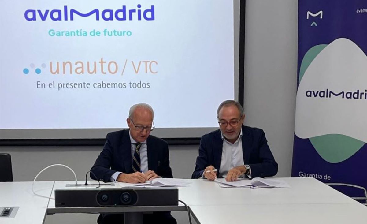 José Manuel Berzal Andrade, presidente de UNAUTO VTC, y Lorenzo Alonso, director general de Avalmadrid firma el acuerdo de colaboración