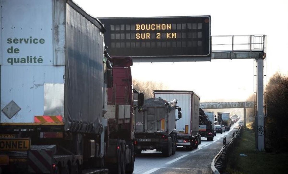 Imagen de camiones en una autopista de Francia. Foto de archivo