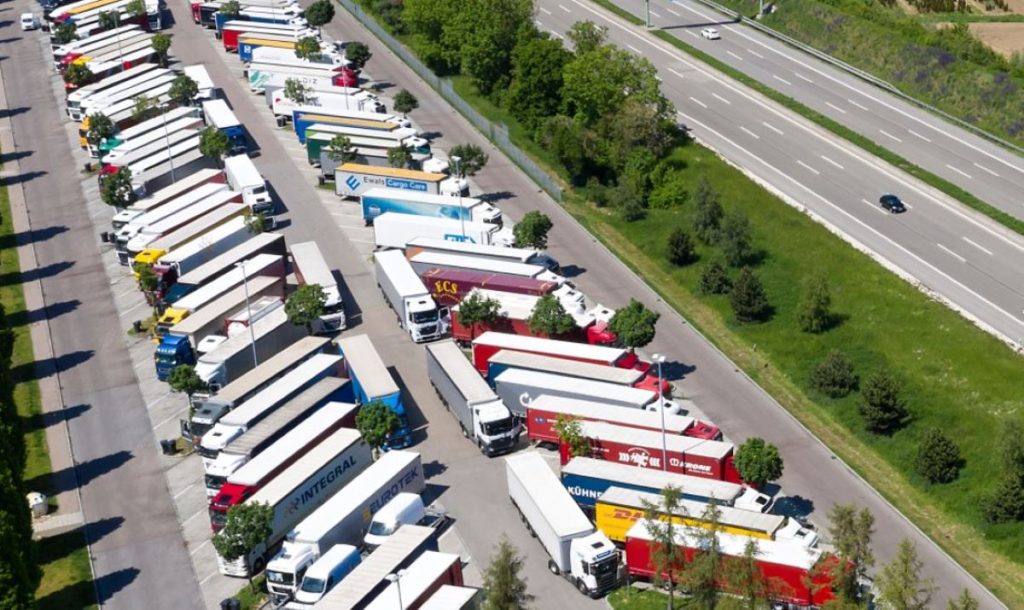 Imagen de un aparcamiento para camiones