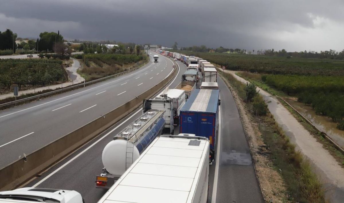 Imagen de archivo de camiones parados en una carretera de la Comunidad Valenciana por la DANA. Foto: Europa Press
