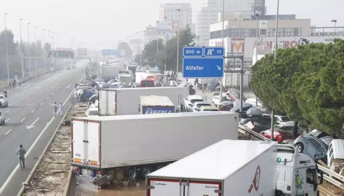 Camiones afectados por la DANA en la Comunidad Valenciana. Foto: EFE