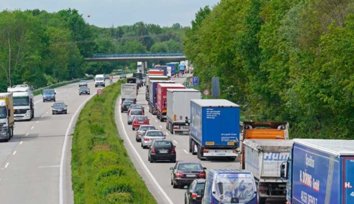 Camiones en una carretera europea. Foto de archivo
