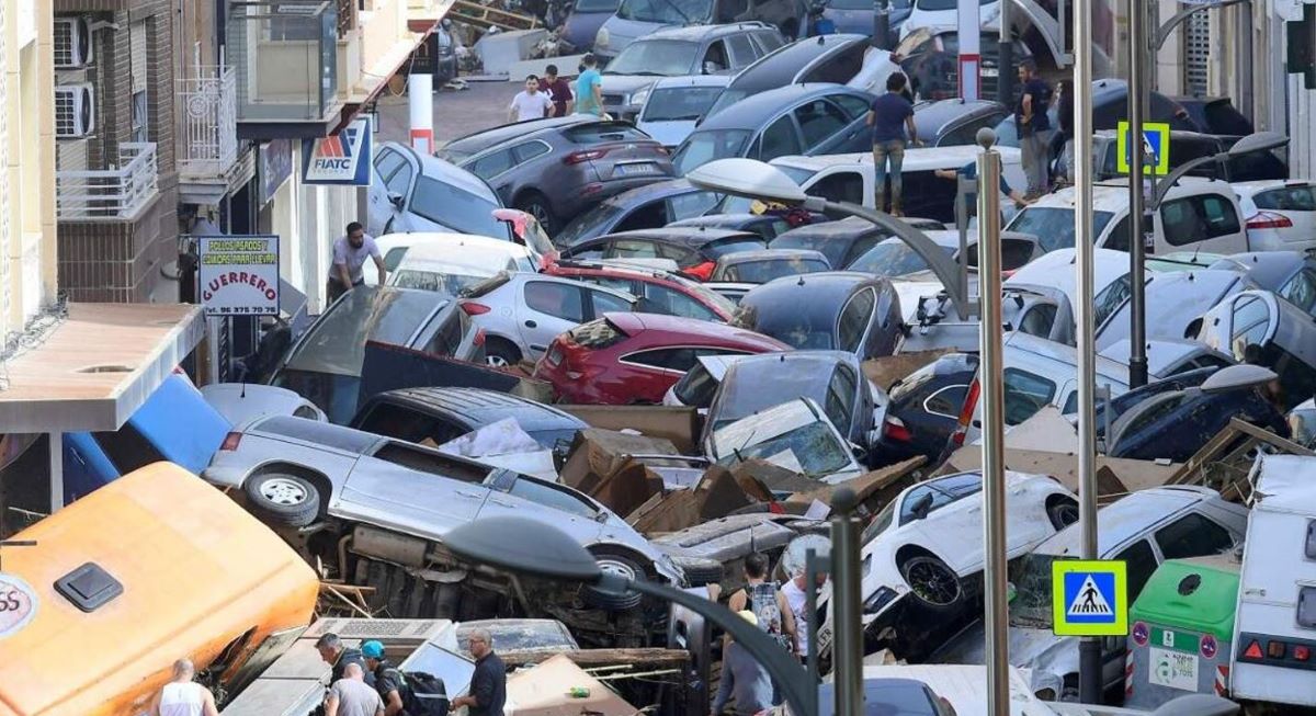 Imagen de vehículos en una calle por los daños de la DANA. Foto: Agencias