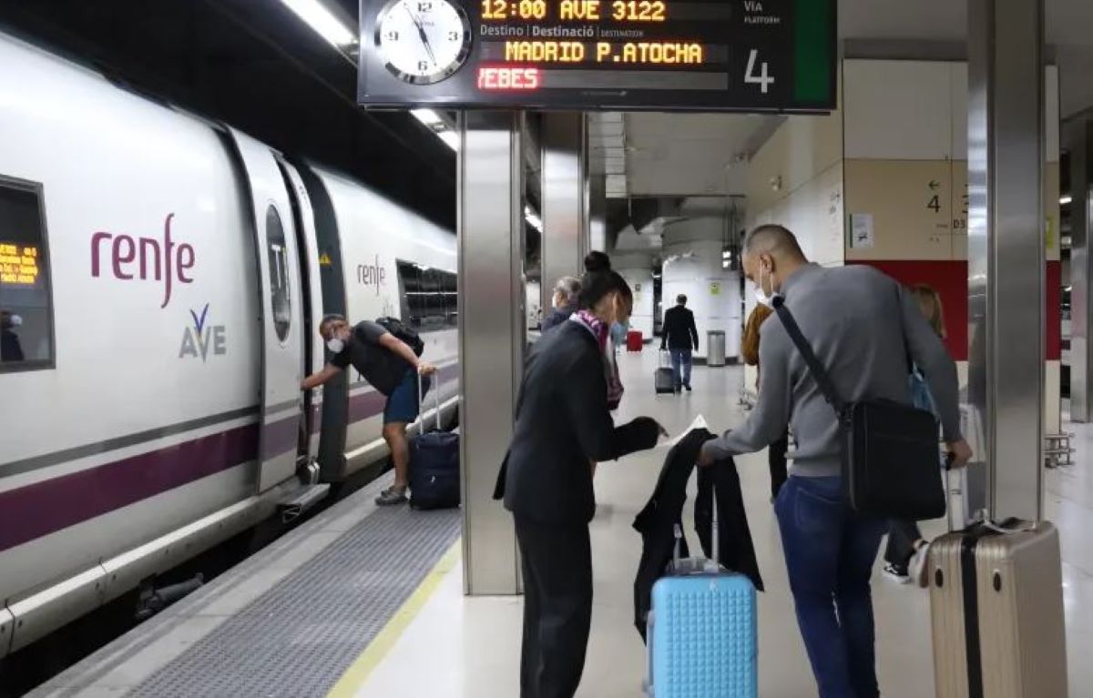 Imagen de archivo de viajeros en trenes