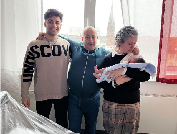 En un español en Alemania aumentamos la familia con Angelo Ares Mateos nacido en Alemania el 23/12/2023 a las 11: 15 de la noche Bienvenido tesoro
