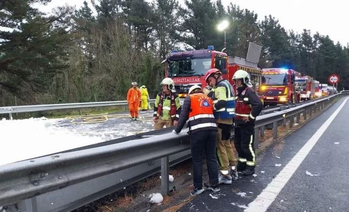 Imagen de bomberos y técnicos trabajan en el lugar donde ha volcado el camión. Foto: 112_SOS Deiak
