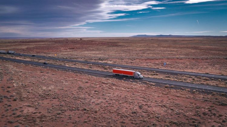 Escasez de conductores: los camiones autónomos ayudarán a hacer frente a la creciente demanda de transporte de mercancías.